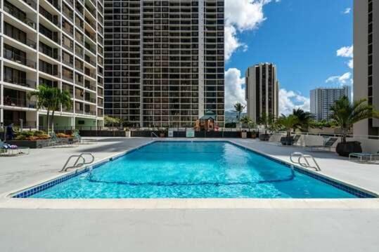 Deluxe 32nd Floor Condo - Gorgeous Ocean Views, Free Wifi&Parking! Honolulu Buitenkant foto