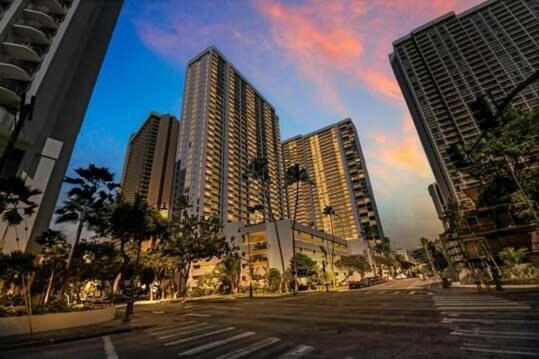 Deluxe 32nd Floor Condo - Gorgeous Ocean Views, Free Wifi&Parking! Honolulu Buitenkant foto