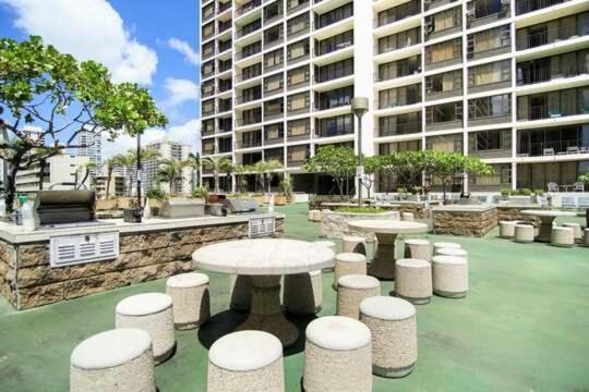 Deluxe 32nd Floor Condo - Gorgeous Ocean Views, Free Wifi&Parking! Honolulu Buitenkant foto